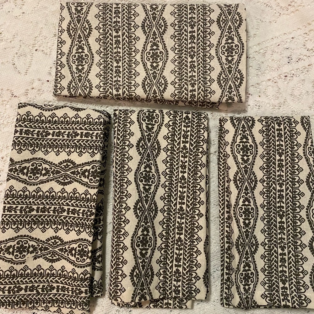 Elrene Home Fashions Everyday Casual
Decorative cloth napkins 17"x17" - Set of 4